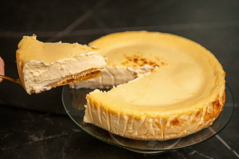 Corte de una porción de tarta de queso manchego