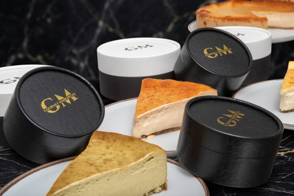 Porciones de tarta de queso grande con medianas y pequeñas al lado