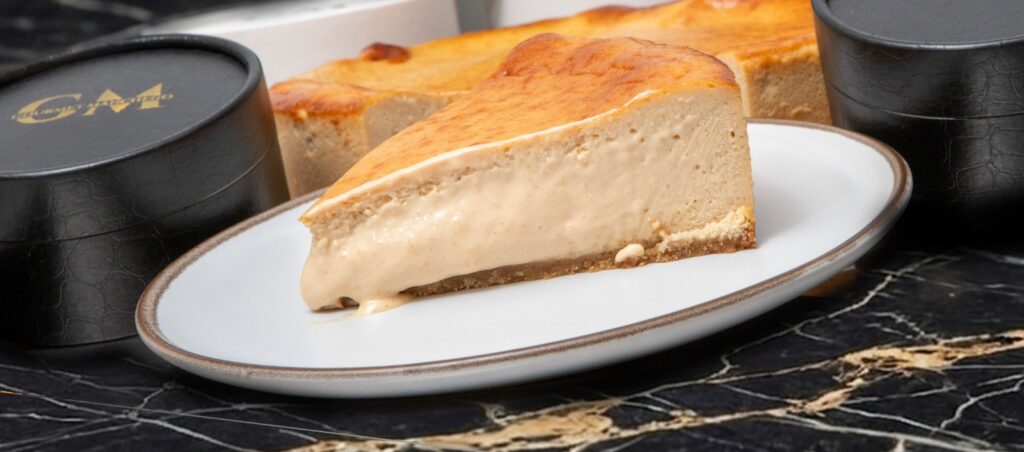 Porción de tarta de queso manchego DOP recién cortada en el obrador